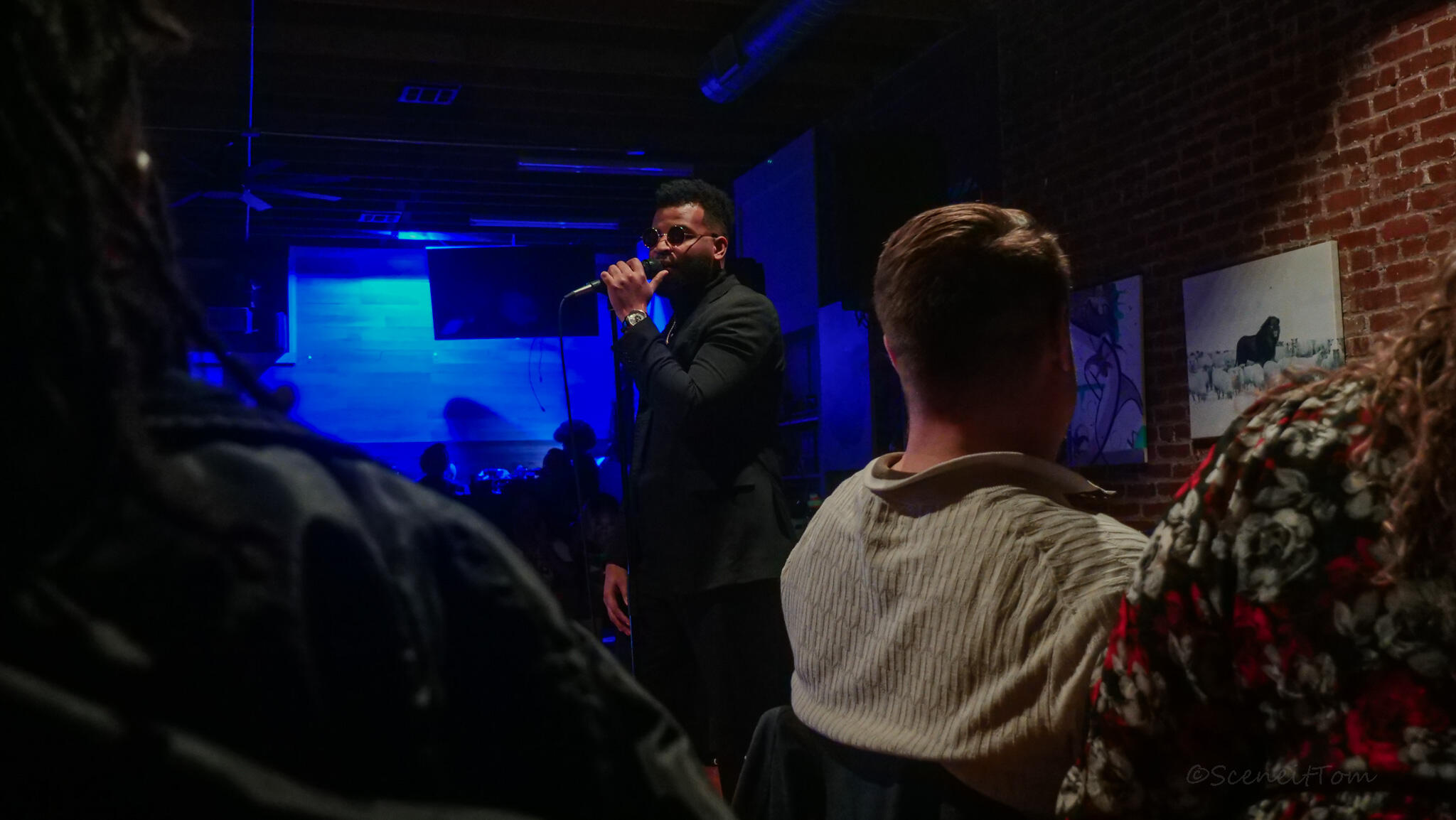 Intimate Crowd